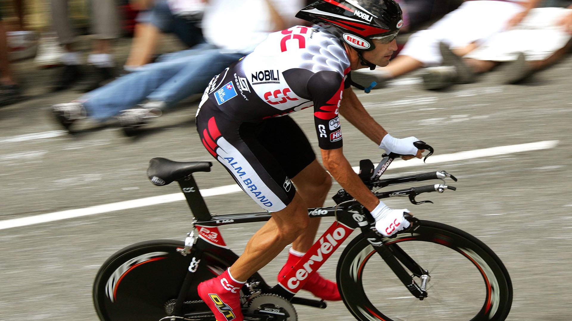 “中超联赛推广全民足球运动，引领新风尚”，2021中超主题